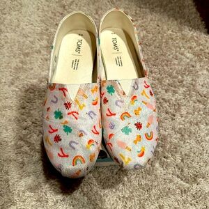 TOMS White Metallic Twill Lucky Days 🍀🧡